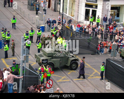 Die irischen Streitkräfte marschieren beim Osteraufstand 1916 in der O`Connell Street in Dublin, Irland Stockfoto